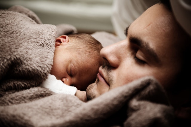 Otec s dieťaťom spoločne spia